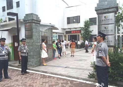 湖南萬嬰教育機構保安員執勤風采