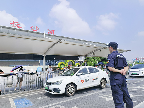 網(wǎng)約車隊(duì)員執(zhí)勤風(fēng)采